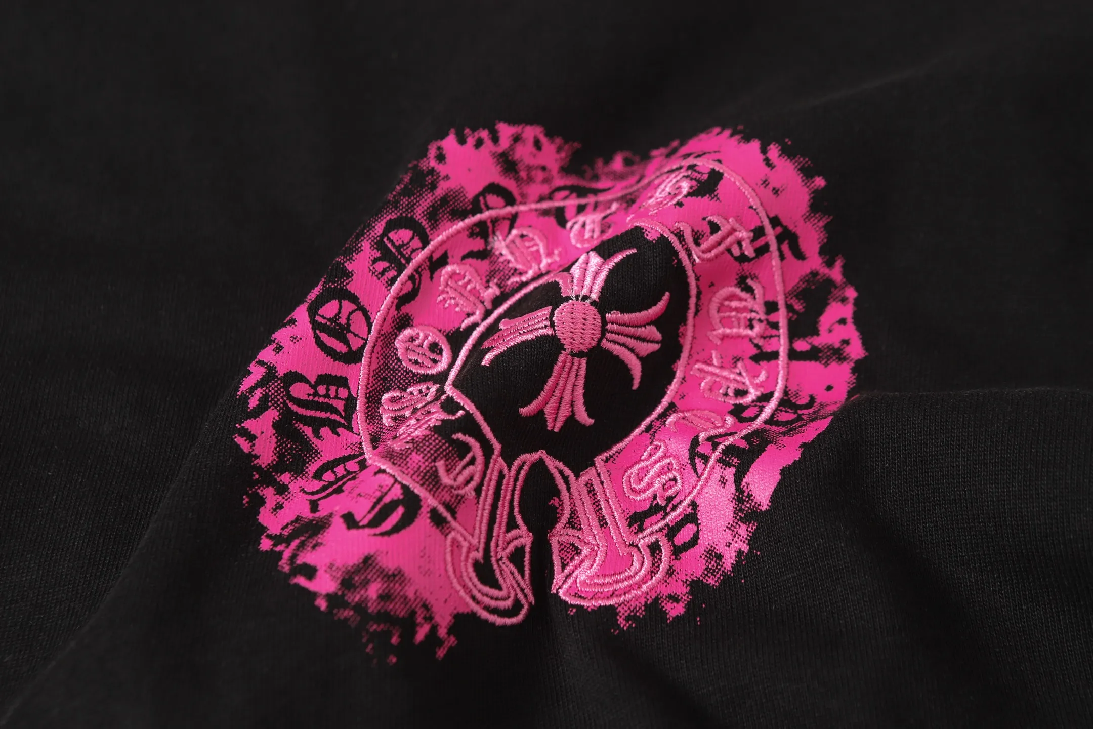 P170 Chrome Hearts CH Chrome Hearts Sanskrit horseshoe embroidered short-sleeved T-shirt. Printed by direct injection imported machine. Hardware accessories are all milled and customized. Correct configuration. Black 2025 Chrome Hearts authentic packaging. 280 grams of custom-dyed double yarn cotton. Large version. Loose and stylish. Different from lower versions, slim and long version with upper body and hip stretch. 100% commitment: top quality. Not fast food. The highest version on the market. Top quality - different from ordinary versions on the market. If you care about quality, you should also respect the price. Absolutely 0 after-sales service and 0 return rate so far. It’s hard not to love the style - 280g double yarn cotton custom dyed fabric - Correct high-density main mark, washed tag, hand-sewn